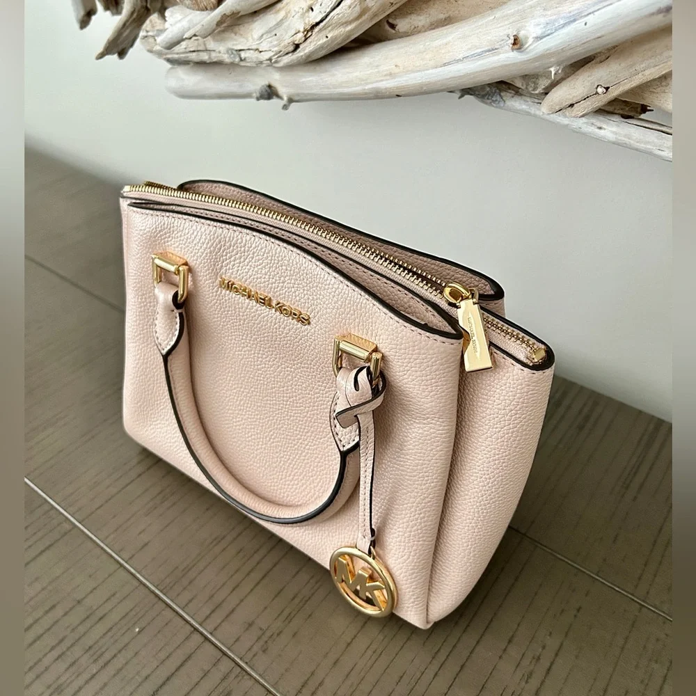 Michael Kors | Maxine Small Messenger Bag | Pebbled Leather | Soft Pink - Picture 4 of 9
